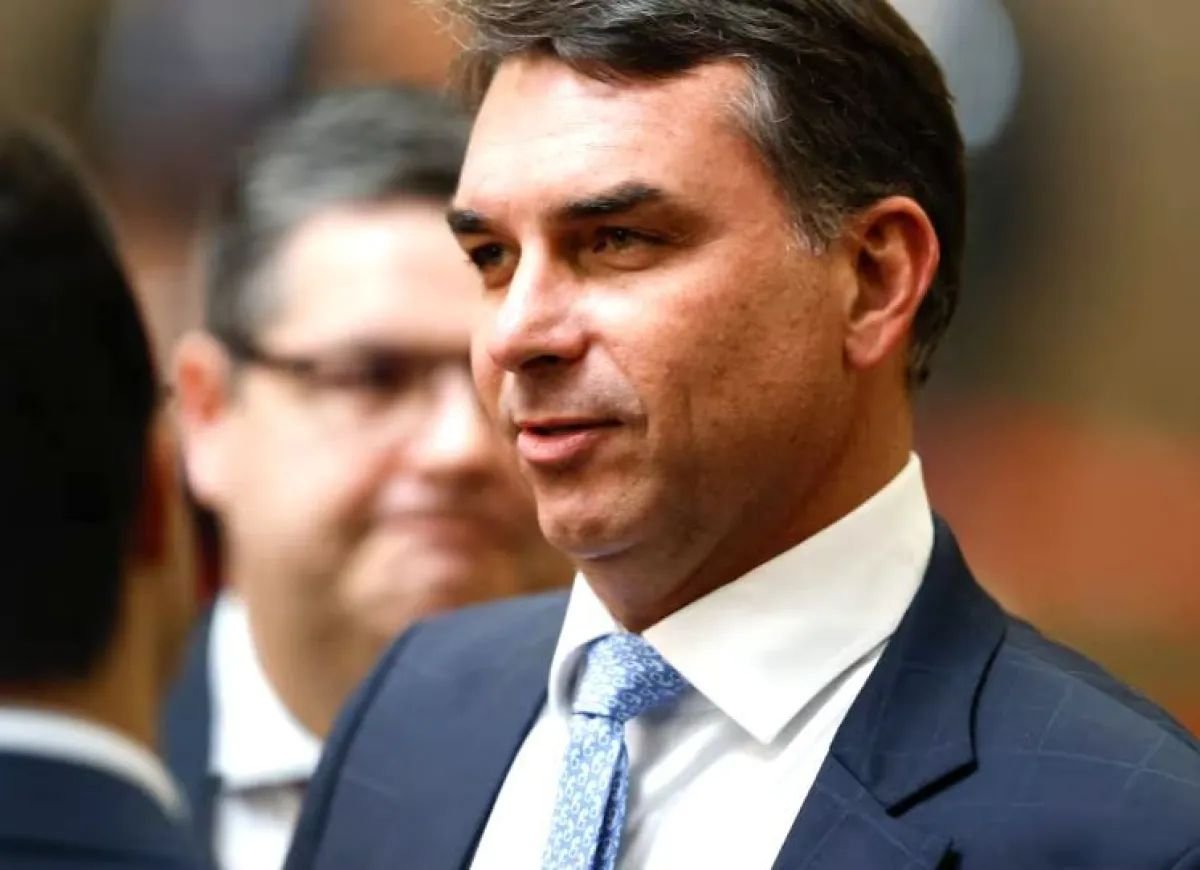 Flávio Bolsonaro tem passaportes cancelados e é proibido de deixar o Brasil