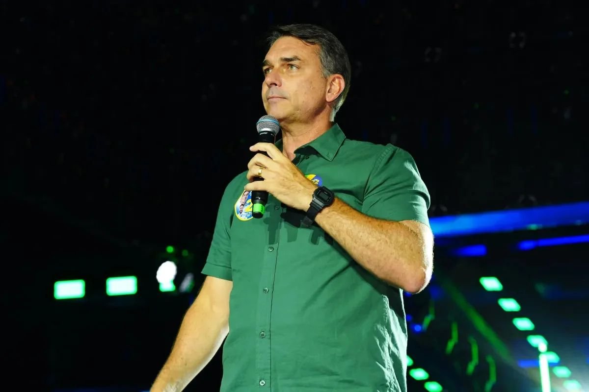 Flávio Bolsonaro deixa o Brasil com a família após passaportes cancelados pela PF