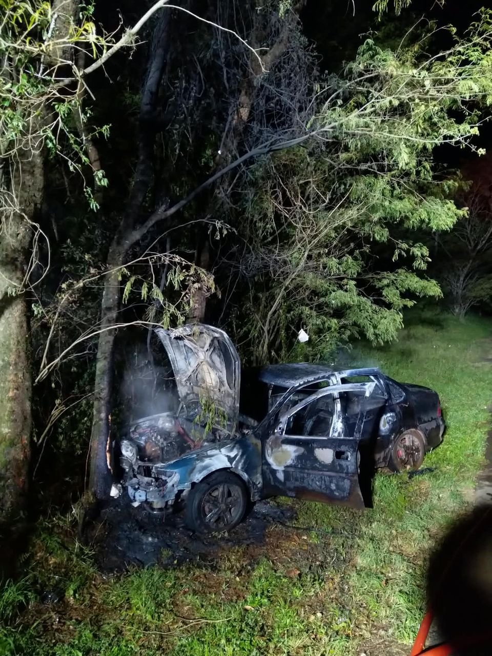 Motorista é socorrido após carro pegar fogo em acidente na SC-157, em Quilombo