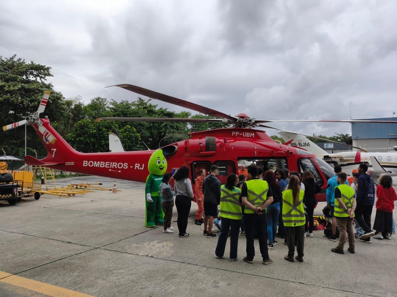 Estudantes do Rio de Janeiro conhecem aviação e realizam voos de helicóptero