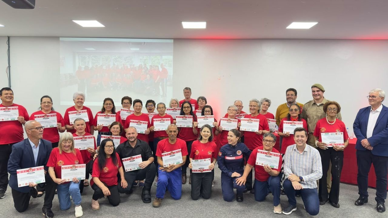 Corpo de Bombeiros forma 195 idosos em Chapecó com curso de segurança e prevenção