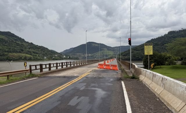 Ponte do Goio-Ên tem semáforo para controlar tráfego em meia pista