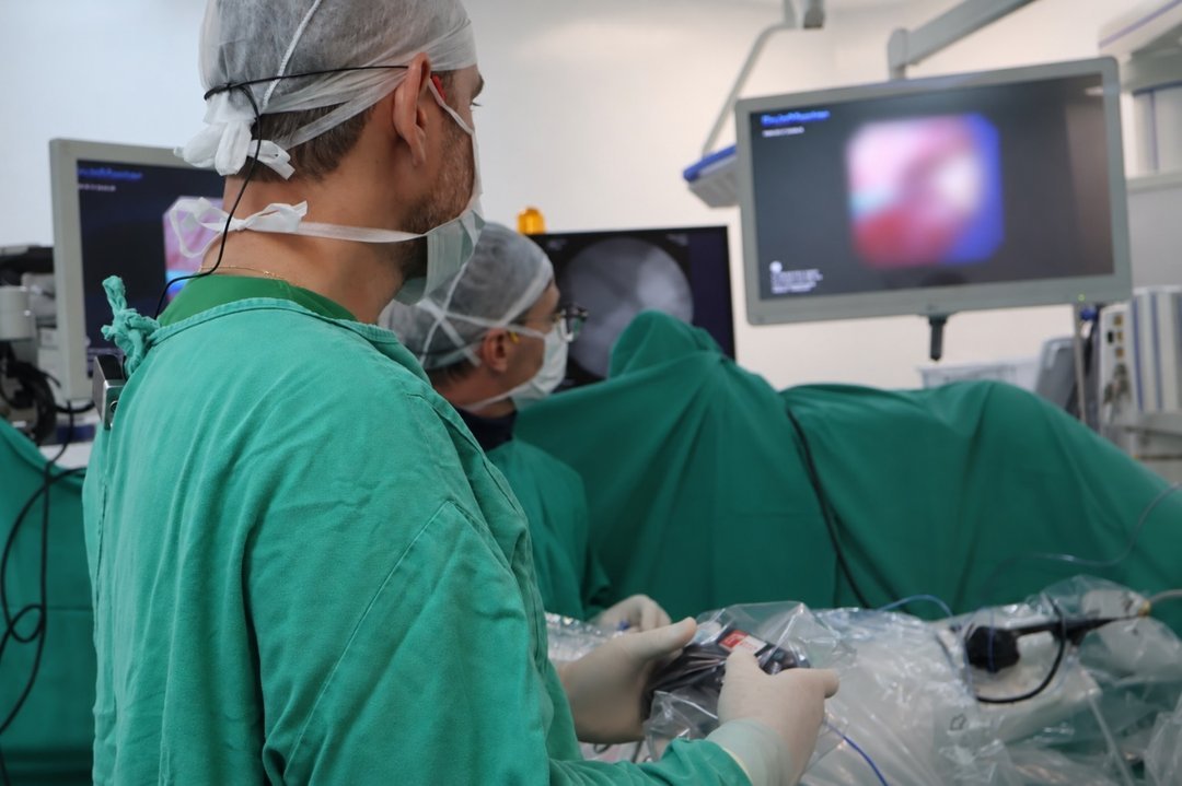 Cirurgias realizadas no Hospital Unimed Chapecó são transmitidas no 70º Encontro Catarinense de Urologia