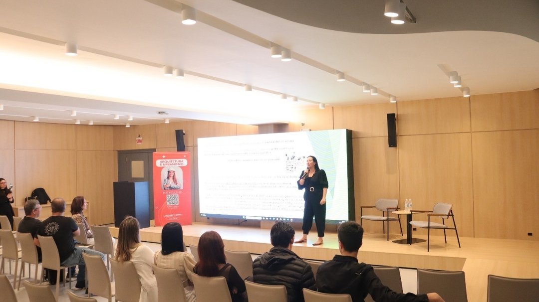 Palestra na UCEFF aproxima acadêmicos de Arquitetura e Urbanismo da prática da Regularização Fundiária